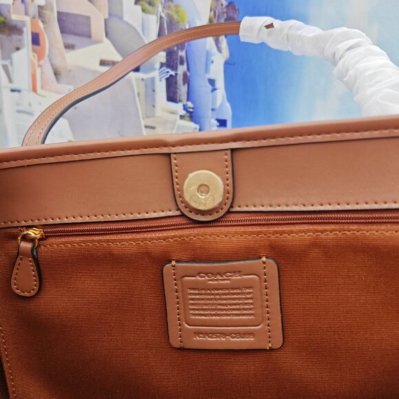 Coach X Peanuts tote In Signature Canvas With Snoopy Print - Picture 6 of 9